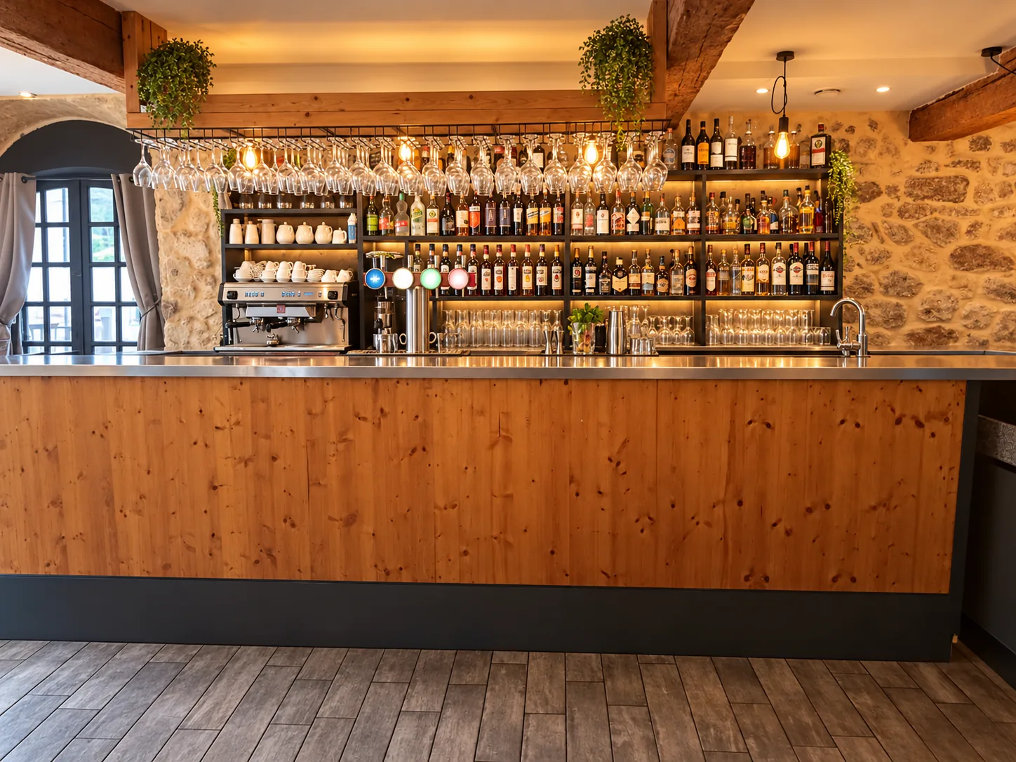 Le véritable bar et les bouteilles de Chez Sam